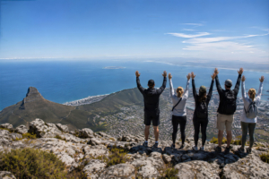 Schweizer Team auf dem Tafelberg bei einer Firmenreise Südafrika mit Incentive Programm in Kapstadt