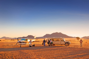 Gäste steigen in ein Privatflugzeug für eine exklusive Luxus Safari in Namibia
